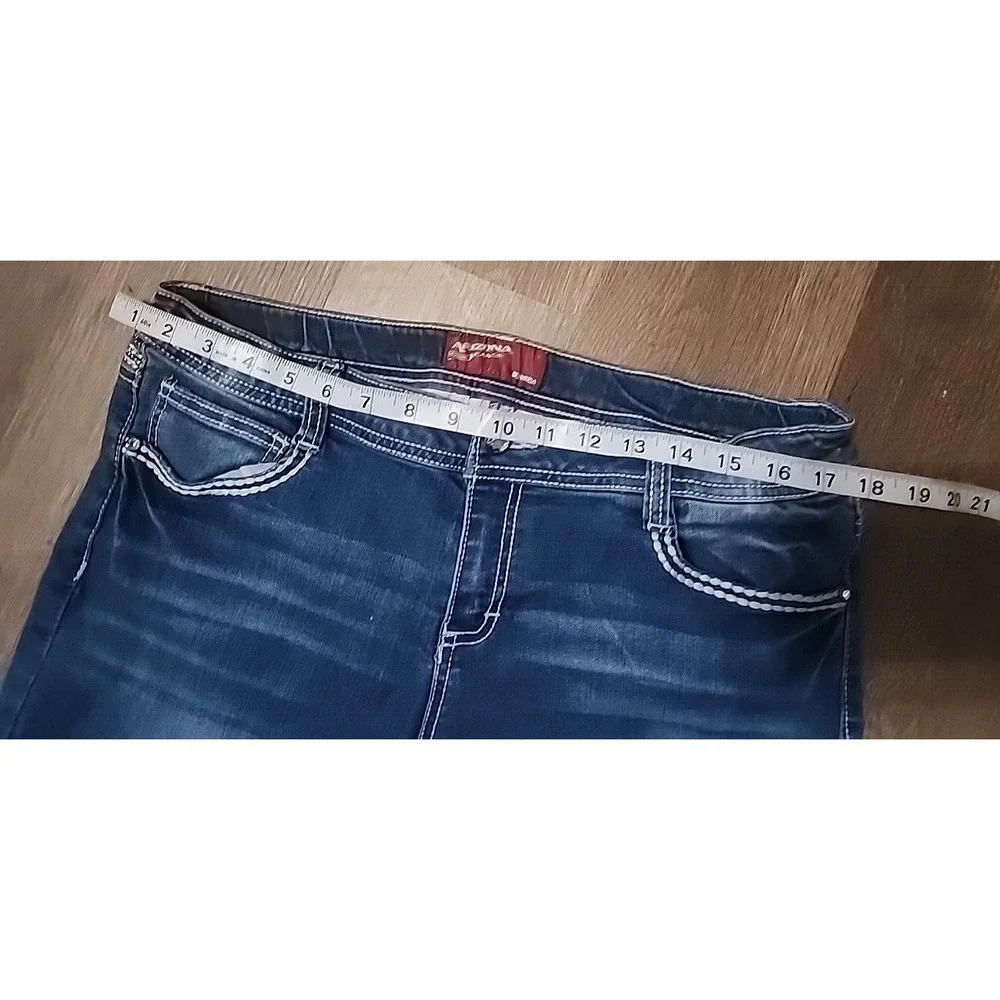 Arizona Women's Jean Co Shorts Bermuda‎ Embroidered Pockets Denim Blue Size 18.5